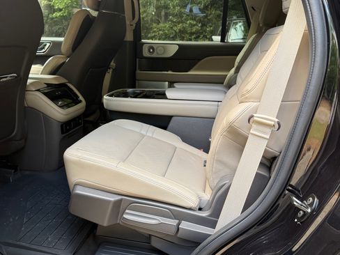 Used 2022 Lincoln Navigator Reserve AWD/4WD image 10