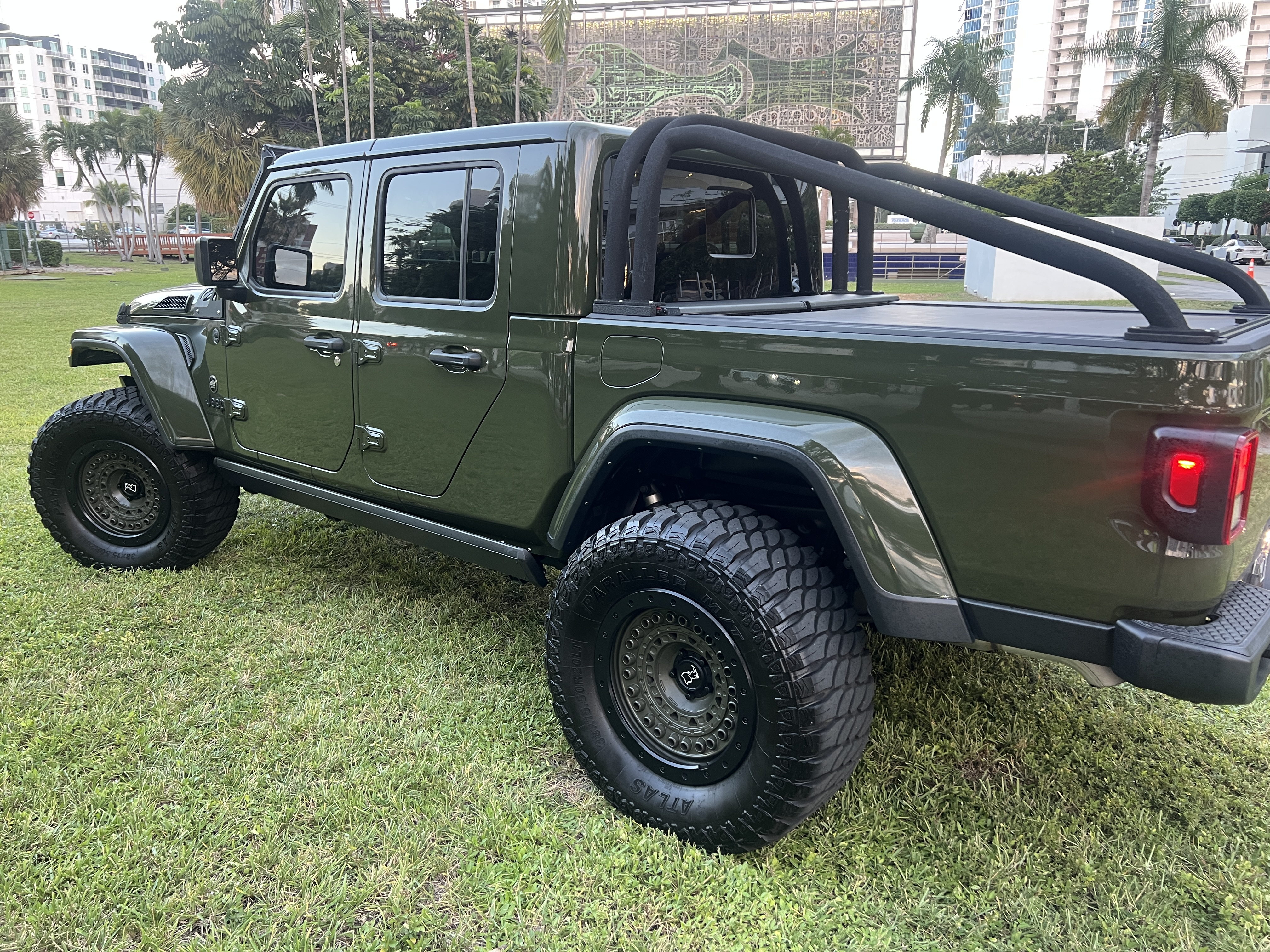 Used 2023 Jeep Gladiator Sport AWD/4WD image 20