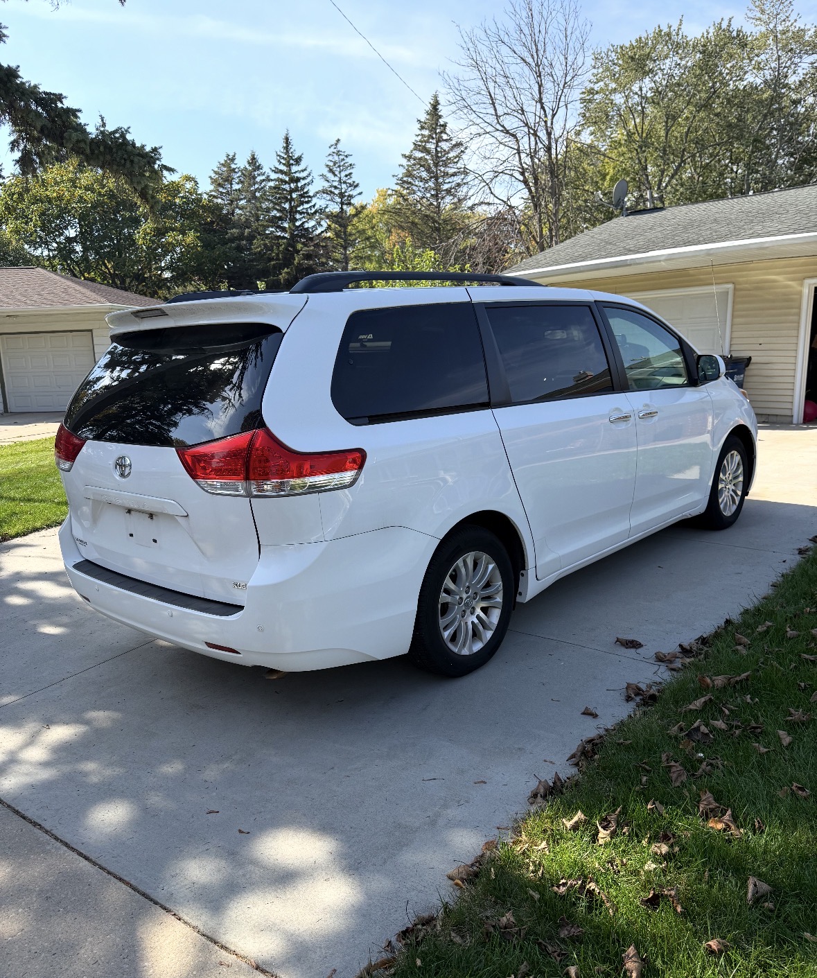 Used 2013 Toyota Sienna XLE FWD image 5