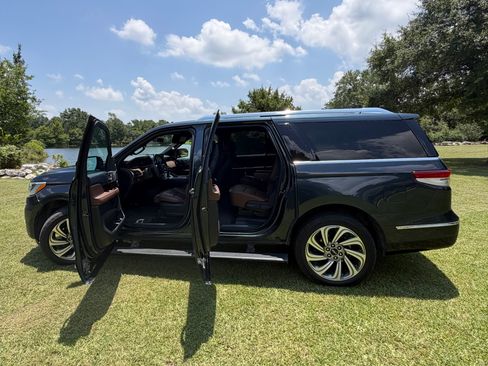 Used 2022 Lincoln Navigator L Reserve RWD image 10
