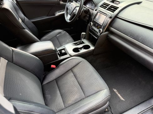 Used 2014 Toyota Camry SE image 12