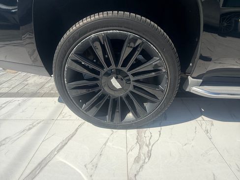Used 2015 Cadillac Escalade Luxury AWD/4WD image 9