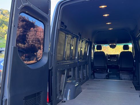 Used 2020 Mercedes-Benz Sprinter 2500 image 16