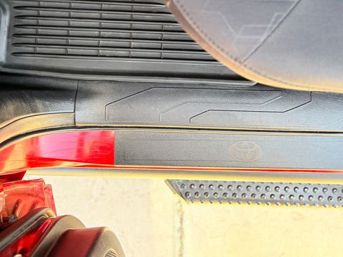 Used 2018 Toyota Tacoma TRD Sport w/ Technology Package image 13