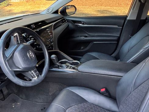 Used 2018 Toyota Camry XSE image 9