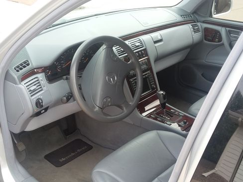 Used 2001 Mercedes-Benz E 320 4MATIC Sedan image 12