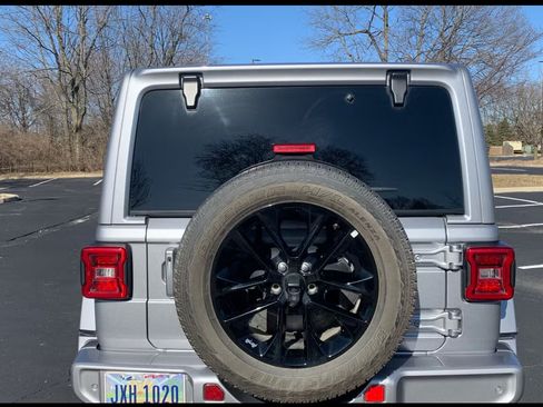 Used 2020 Jeep Wrangler Unlimited Sahara image 16