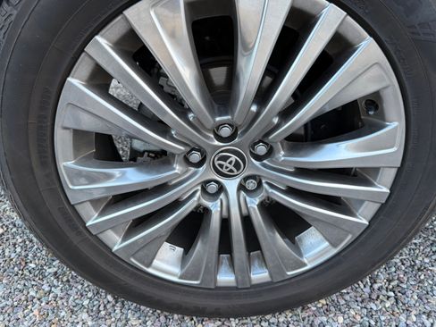 Used 2022 Toyota Venza XLE image 6