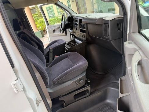 Used 2014 Chevrolet Express 2500 Extended RWD image 4