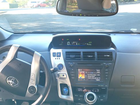 Used 2012 Toyota Prius V Five image 1