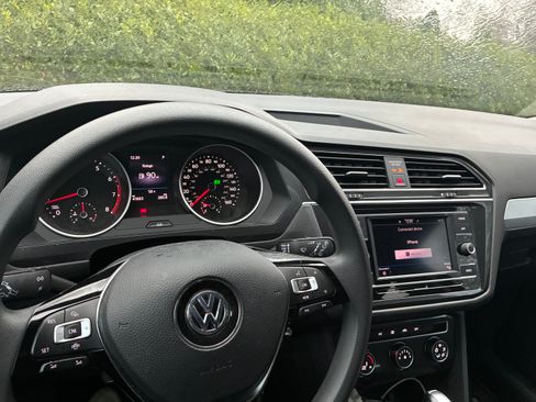 Used 2020 Volkswagen Tiguan S image 8