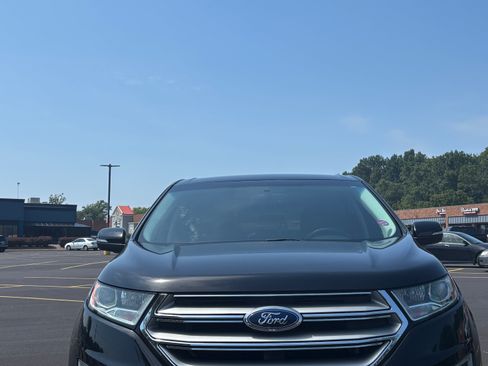 Used 2018 Ford Edge Titanium w/ Technology Package FWD image 2