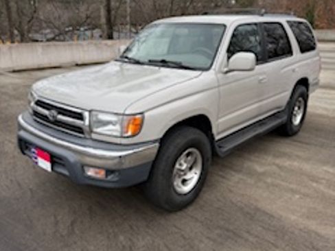 Used 2000 Toyota 4Runner SR5 image 1