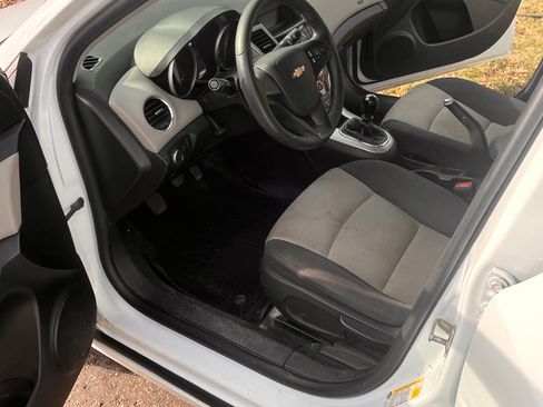 Used 2014 Chevrolet Cruze LS image 10