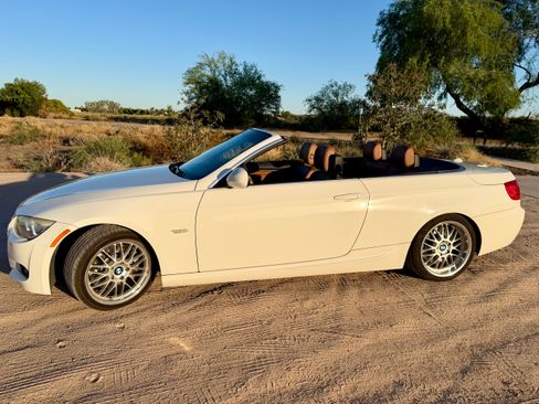 Used 2013 BMW 335i Convertible image 12