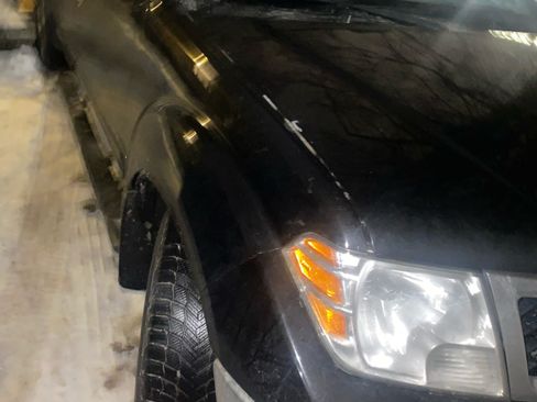 Used 2010 Nissan Frontier SE image 2