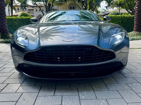 Used 2019 Aston Martin DB11 Coupe image 5