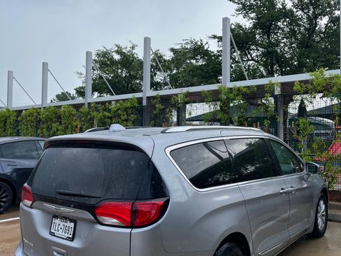 Used 2019 Chrysler Pacifica Touring-L FWD image 6