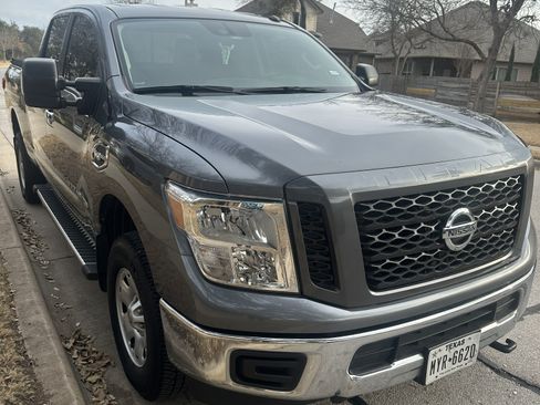 Used 2019 Nissan Titan SV image 12