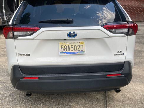 Used 2020 Toyota RAV4 LE w/ Carpet Mat Package AWD/4WD image 4