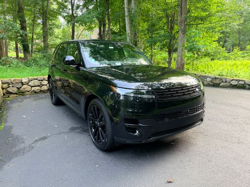 Used 2025 Land Rover Range Rover Sport SE AWD/4WD image 2