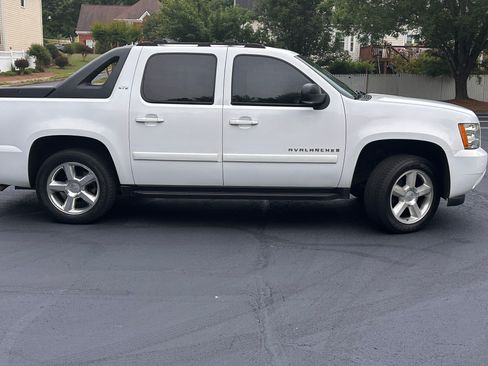 Used 2007 Chevrolet Avalanche LTZ w/ LTZ Preferred Equipment Group AWD/4WD image 2