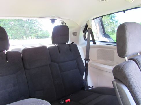 Used 2016 Chrysler Town & Country Touring FWD image 6