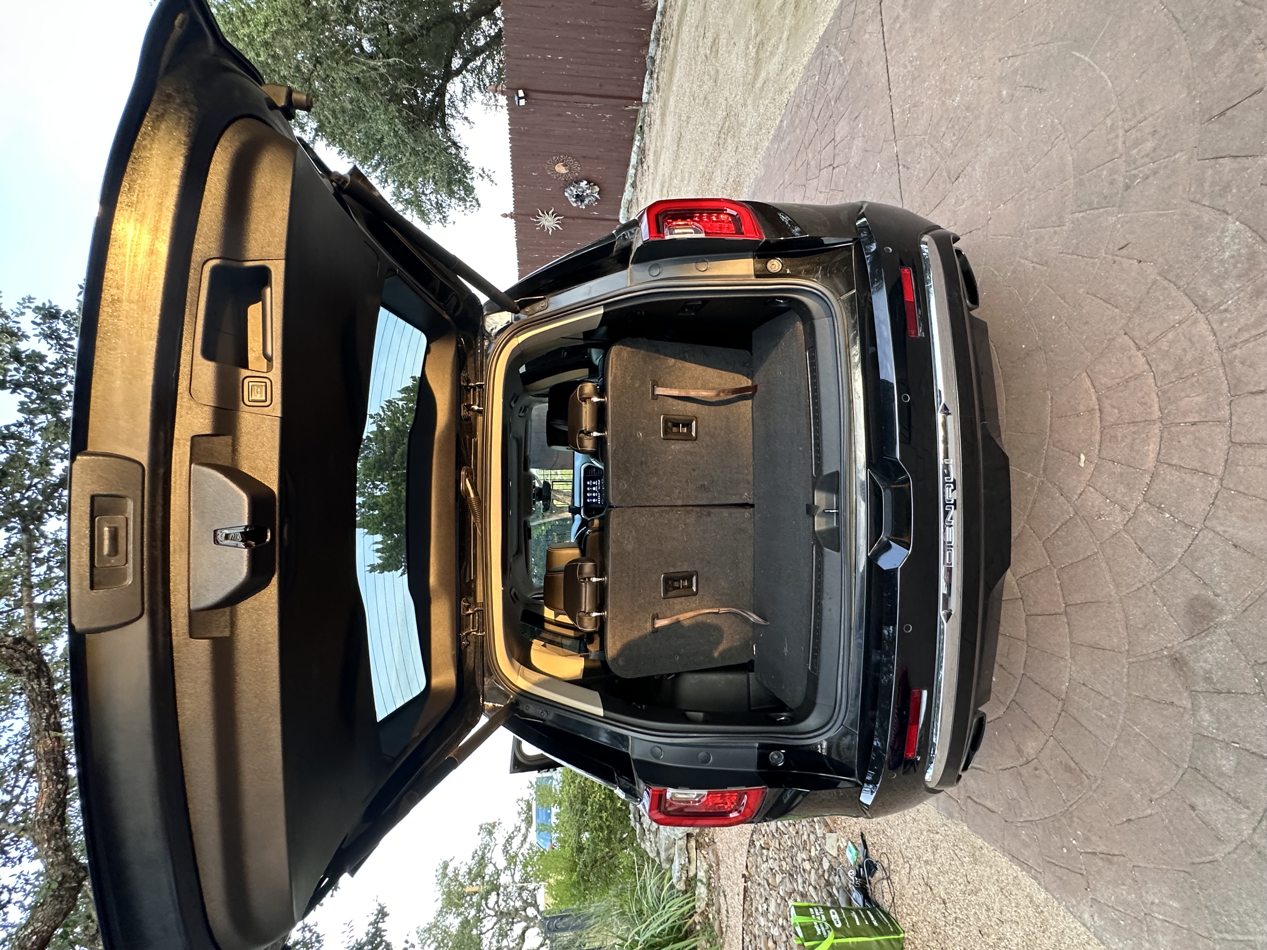 Used 2021 GMC Acadia Denali w/ Denali Technology Package FWD image 13
