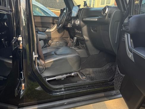 Used 2015 Jeep Wrangler Unlimited Rubicon AWD/4WD image 13