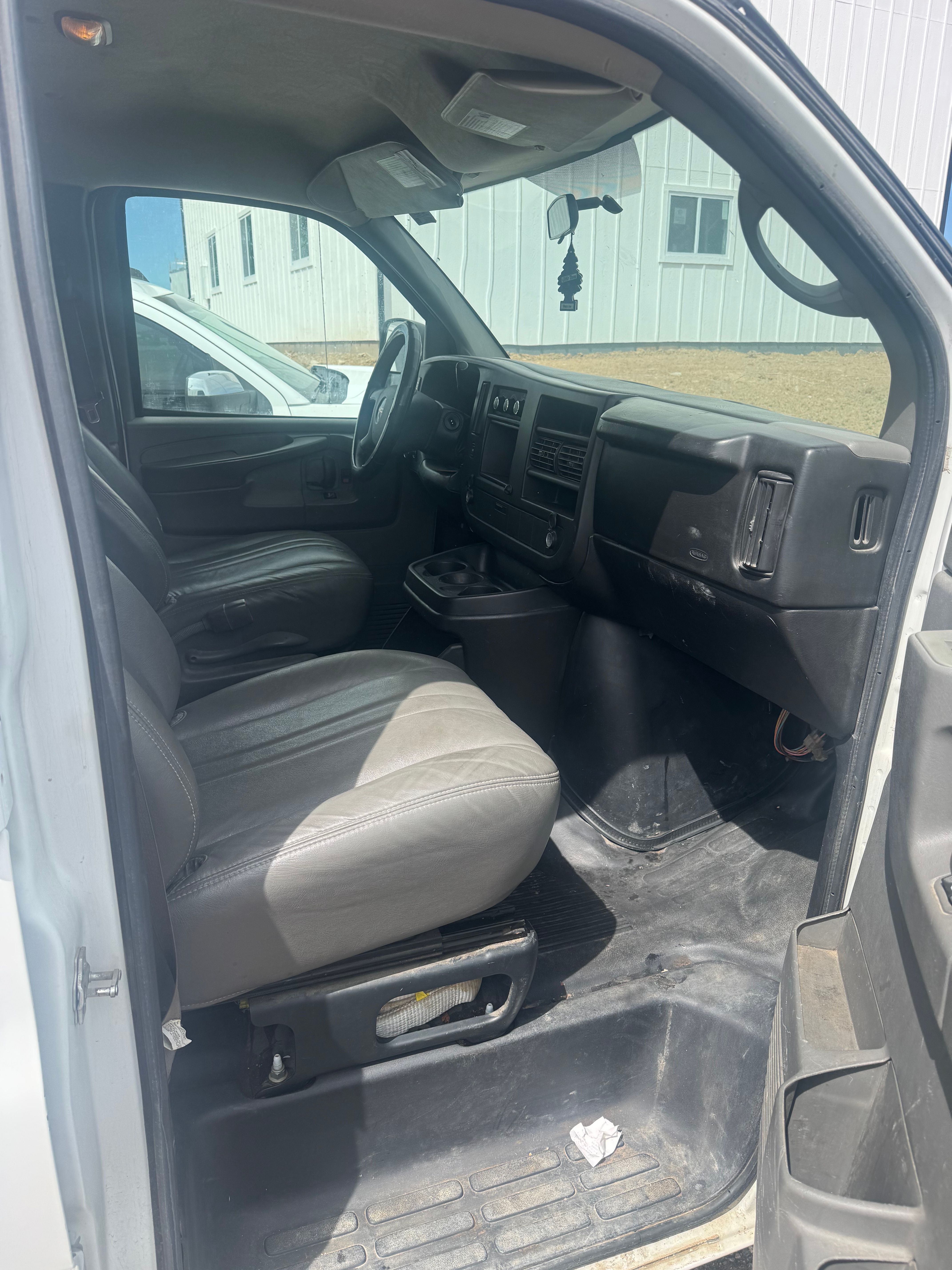 Used 2009 GMC Savana 1500 RWD image 2