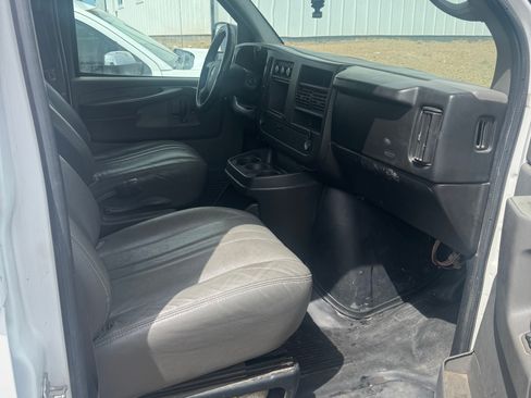 Used 2009 GMC Savana 1500 RWD image 2