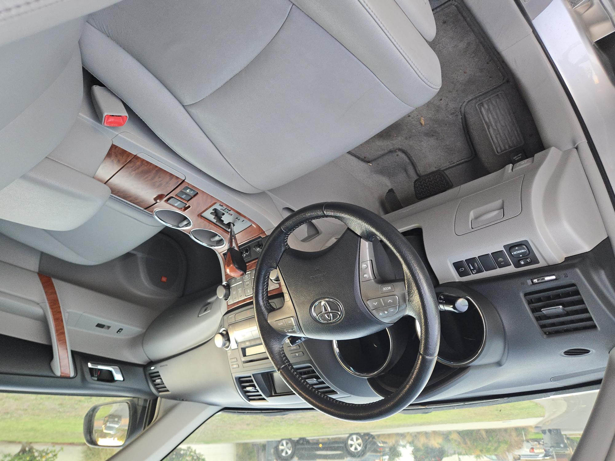 Used 2010 Toyota Highlander Limited w/ Extra Value Pkg 7 AWD/4WD image 8