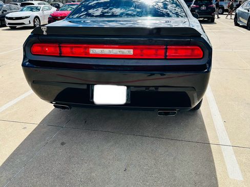 Used 2014 Dodge Challenger SXT image 8