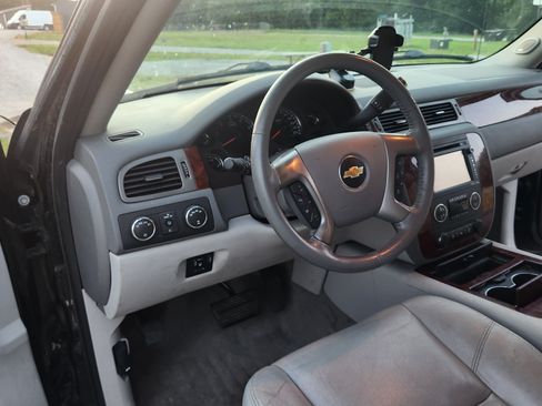 Used 2013 Chevrolet Avalanche LTZ image 10