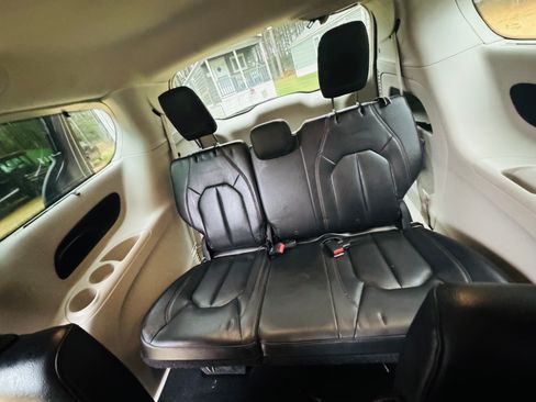 Used 2017 Chrysler Pacifica Touring-L image 11