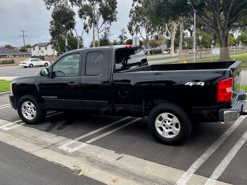 Used 2007 Chevrolet Silverado 1500 LT w/ 1LT Convenience Package AWD/4WD image 2