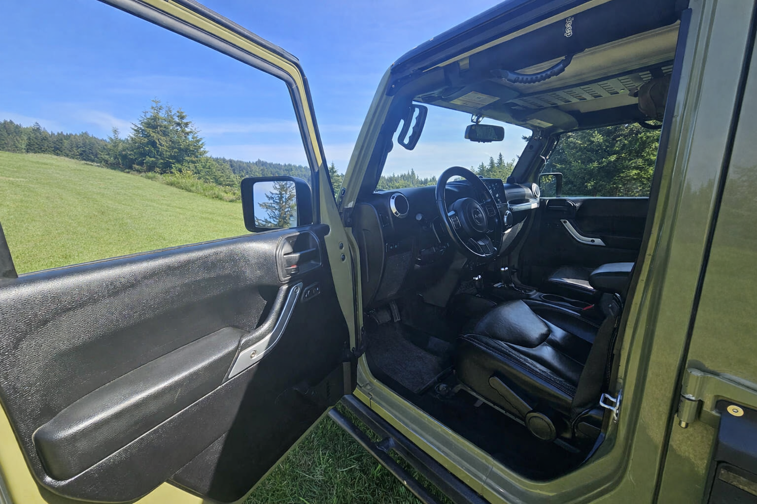 Used 2013 Jeep Wrangler Unlimited Rubicon w/ Dual Top Group AWD/4WD image 4