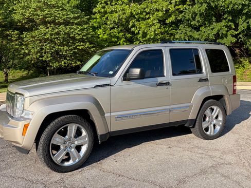 Used 2011 Jeep Liberty Limited w/ Tire & Wheel Group AWD/4WD image 1