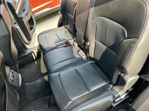 Used 2017 Ford Explorer XLT w/ Equipment Group 202A AWD/4WD image 5