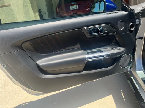 Used 2017 Ford Mustang GT Premium RWD image 5