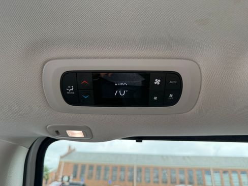 Used 2024 Chrysler Pacifica Touring-L w/ Uconnect Theater Family Group FWD image 21