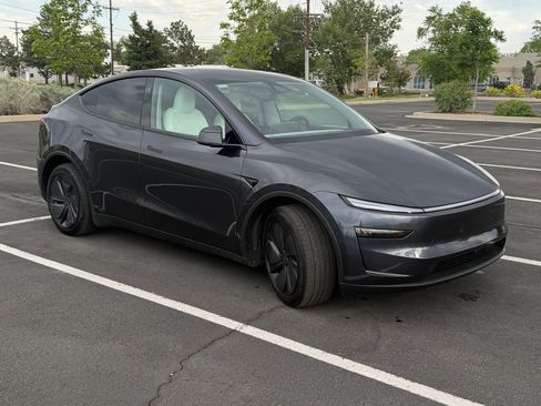 Used 2026 Tesla Model Y Long Range AWD/4WD image 1