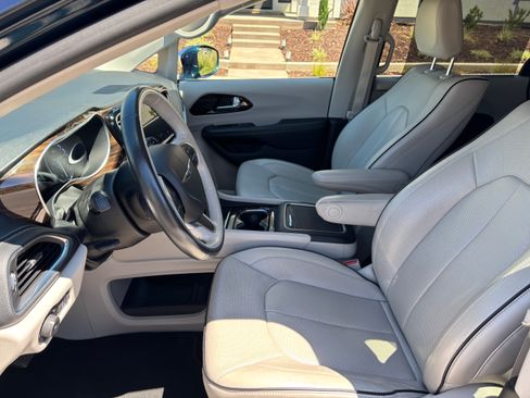 Used 2021 Chrysler Pacifica Limited w/ Uconnect Theater Family Group AWD/4WD image 14