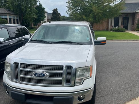 Used 2010 Ford F150 Lariat RWD image 1