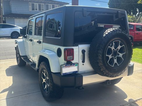 Used 2017 Jeep Wrangler Unlimited Sahara w/ Connectivity Group AWD/4WD image 2