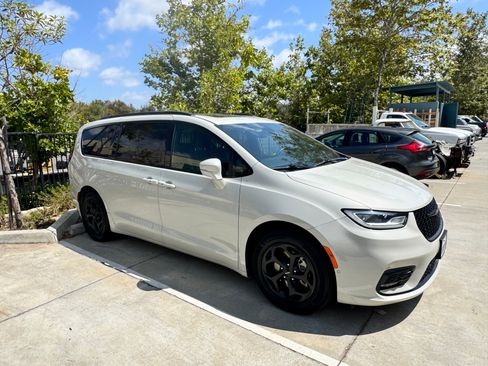 Used 2021 Chrysler Pacifica Limited w/ Uconnect Theater Family Group FWD image 1