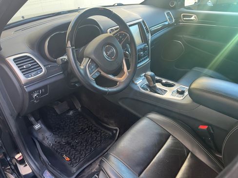 Used 2017 Jeep Grand Cherokee Overland image 6