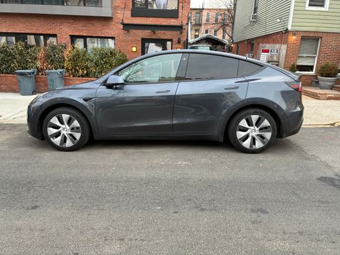 Used 2021 Tesla Model Y Long Range image 3