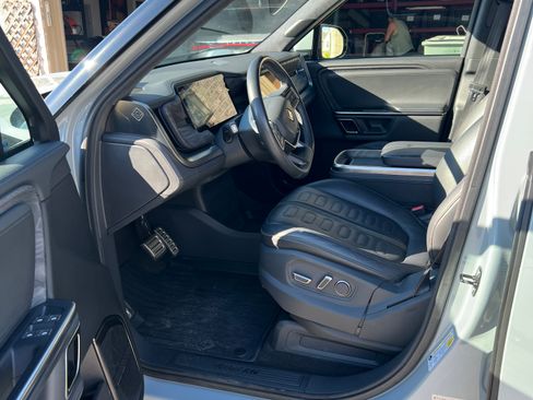 Used 2022 Rivian R1T Adventure AWD/4WD image 10