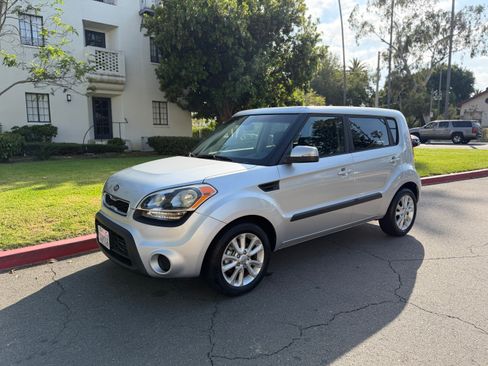 Used 2012 Kia Soul + FWD image 11